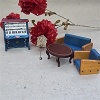 blaamalet-klaver-blomsterdekoreret-blaa-naturtrae-laenestol-sofa-oval-brunt-sofabord-metal-kukur-vaegur-retro-dukkehus-indretnin